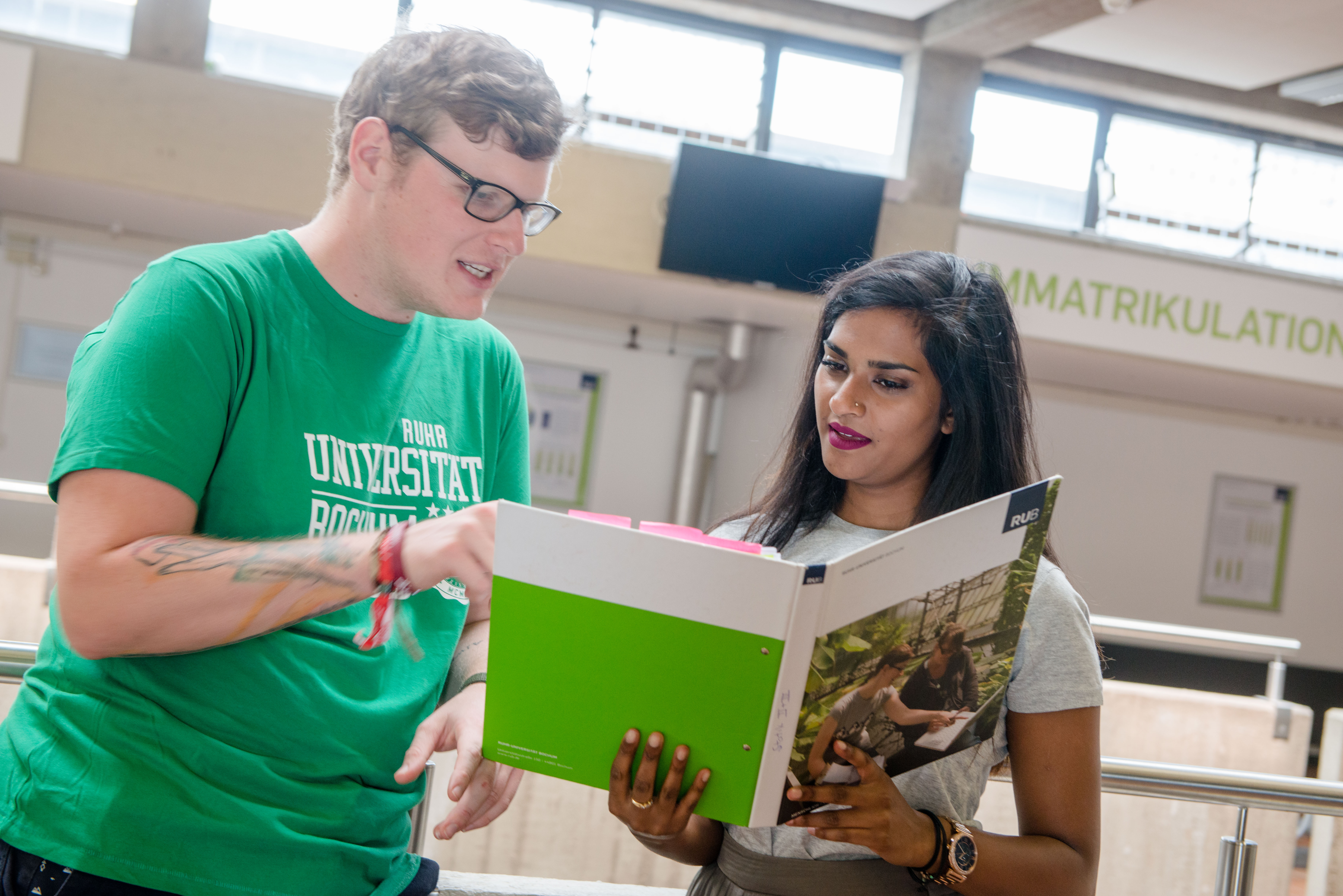 Ein Student und eine Studentin im Gespräch