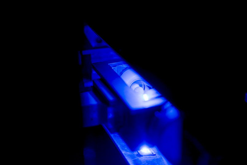 Chemie:  Licht- und mechanische Energie wirken in diesem Reaktor zusammen.